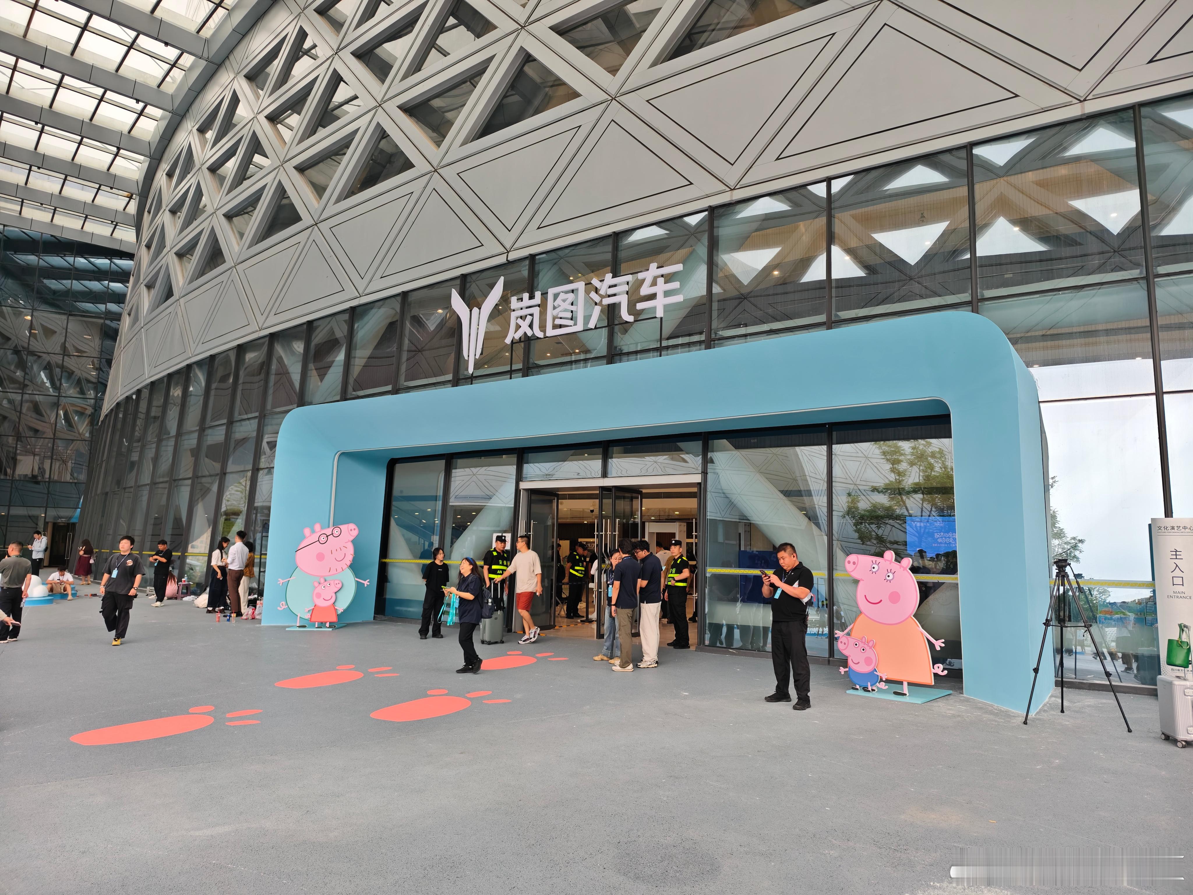 全新岚图知音华为乾崑版预售价22万起，20万满血华为纯电SUV来了，今天来成都参