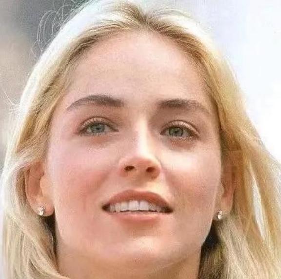 “汶川地震是中国人的报应！”2008年汶川地震时，好莱坞女星斯通说了句“这是中国