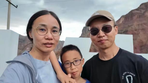 照片中的这位父亲，情绪已经濒临崩溃。一家三口原本开心出发，前往新疆自驾游，却不幸
