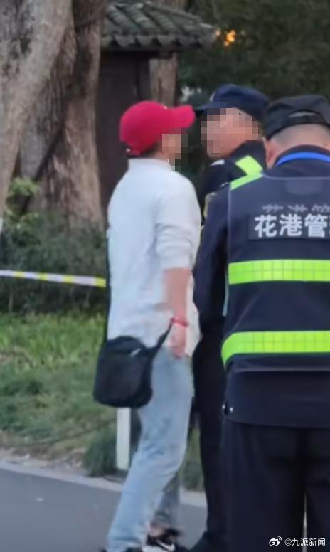 #西湖景区游客和保安互吐口水#【#西湖景区回应游客保安互吐口水#：游客发小广告制