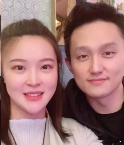 2018年，“排球女神”惠若琪嫁给了“北大才子”杨臻博。但婚后两年，他们却始终要