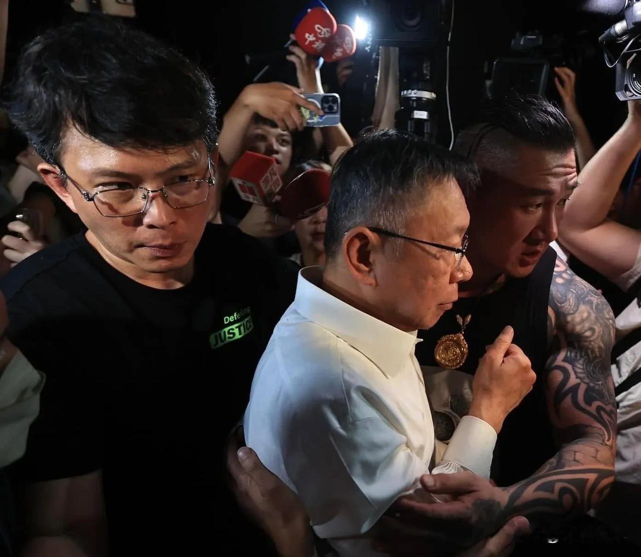 由于柯文哲在这次被侦讯过程中，得到了黄国昌和馆长的力挺，他们二人也被柯文哲支持者