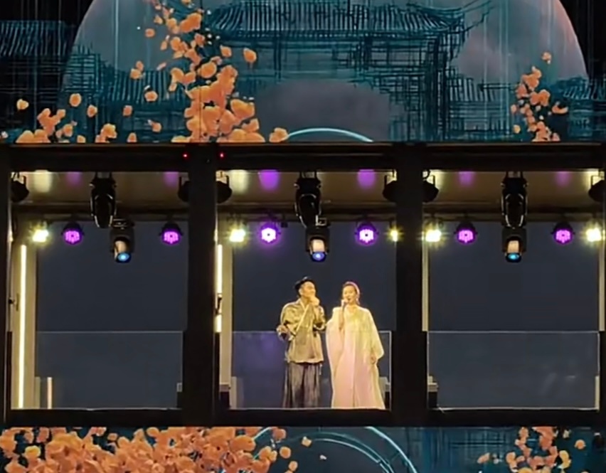 林依轮夫妇西湖廊桥对唱好甜啊，结婚这么多年了甜度还是这么高！！只羡鸳鸯不羡仙 