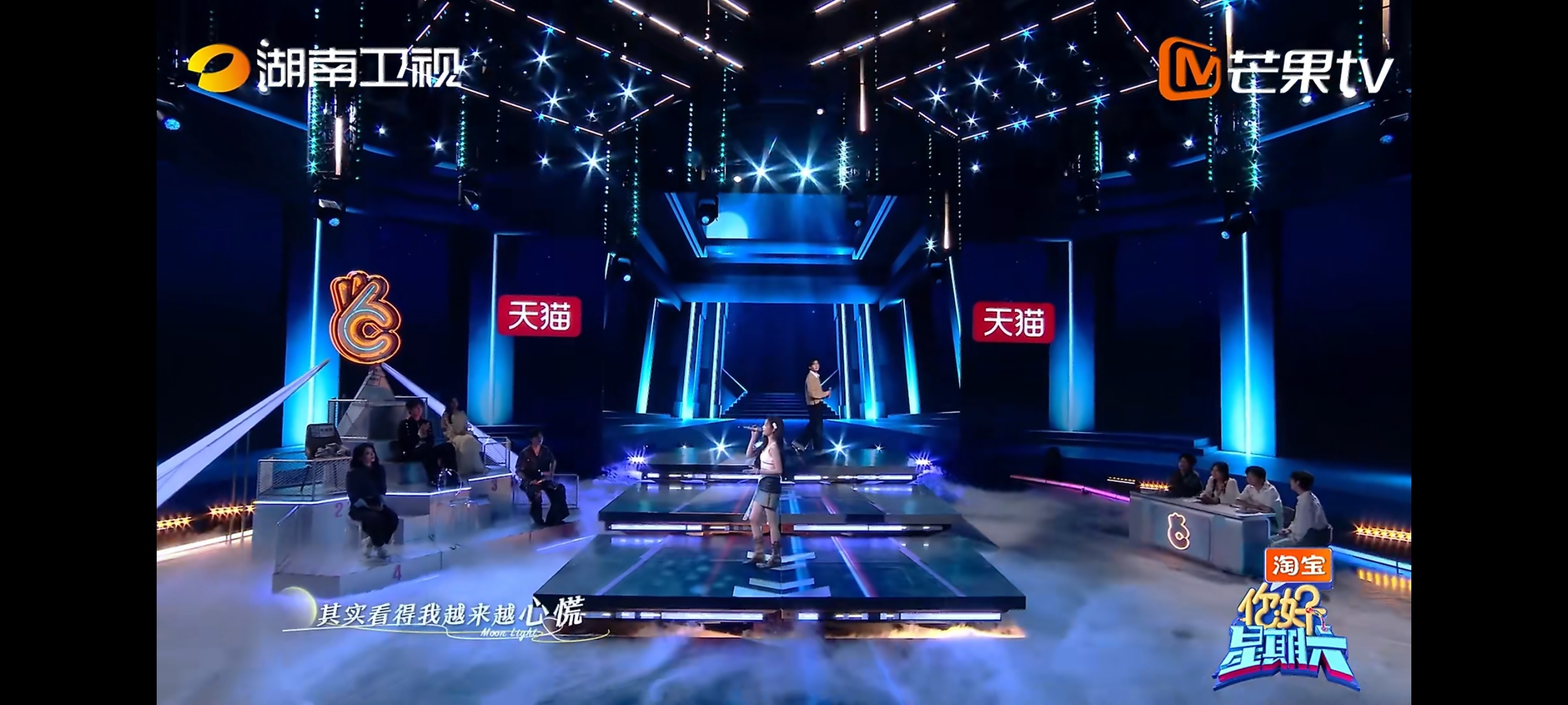 吴宣仪翟潇闻合唱一样的月光 吴宣仪翟潇闻合唱《一样的月光》。一个甜嗓一个清透，本