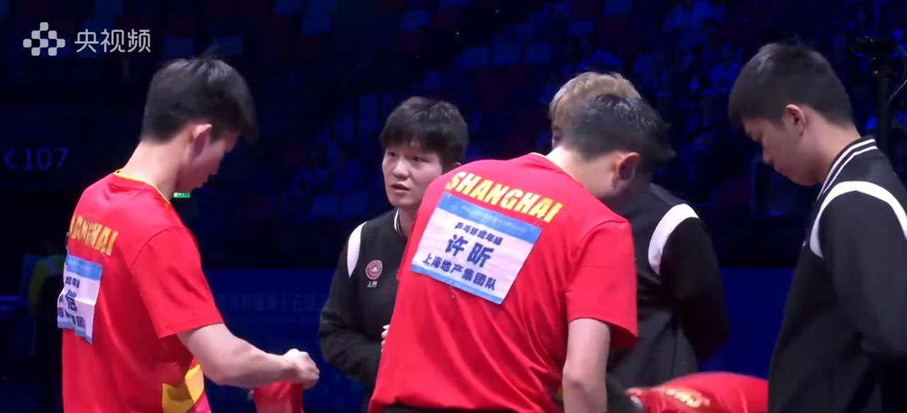 笑我了，我看有网友问：大头都去热身了，
小胖为何还在当教练呀？

其实小胖几乎不