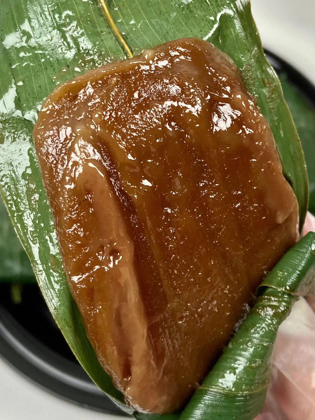 红糖糍粑粽子软糯香甜，做法简单端午必备！
做法：
1、碗中放200g糯米粉、12