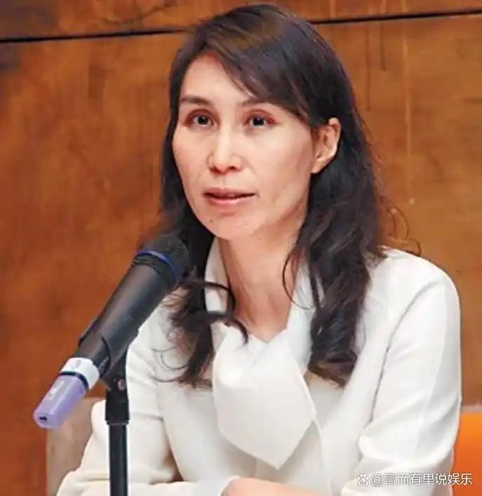 赌王家的小透明，二房的定海神针，何超凤是不争皇位甘做辅臣的澳门隐形操盘手。
 