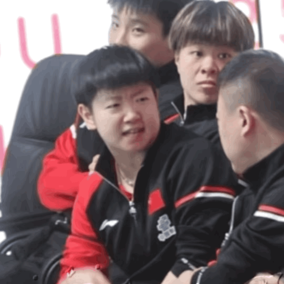 孙颖莎真是太爱操心啊！混团比赛结束，莎莎和主教练马琳在聊战术，她把自己的想法都说