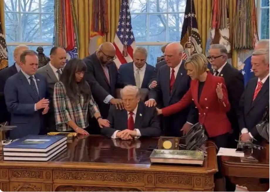 武力不行用法力？伊朗宣称用无人机击中美军航母，为让美军扭转败局，特朗普请来牧师做