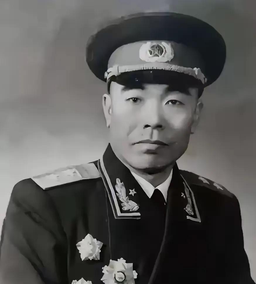 1948年，曾泽生率两万六千人在长春起义，蒋介石气得发疯，当即密令宪兵抓走了他的