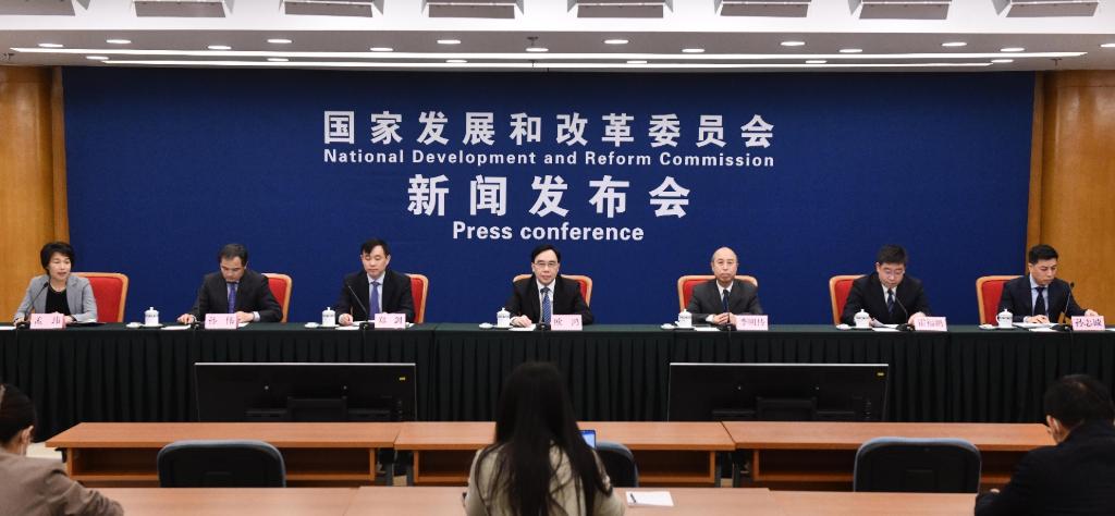 发改委表示正在抓紧研究起草关于恢复和扩大消费的政策文件，将下大力气稳定汽车消费。