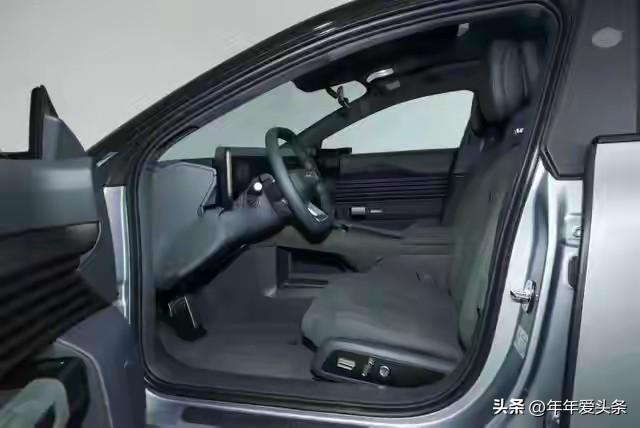 其实，在选车这件事上，真不用太纠结。好开、省油、空间够用，就是最实在的标准。
