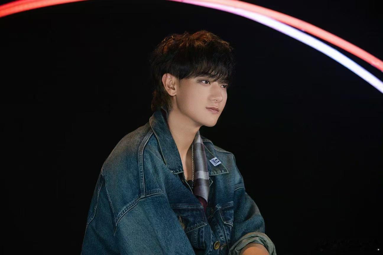 黄子韬聊天不用表情包也能看出情绪 表情包根本跟不上他的情绪浓度！聊工作时的兴奋劲