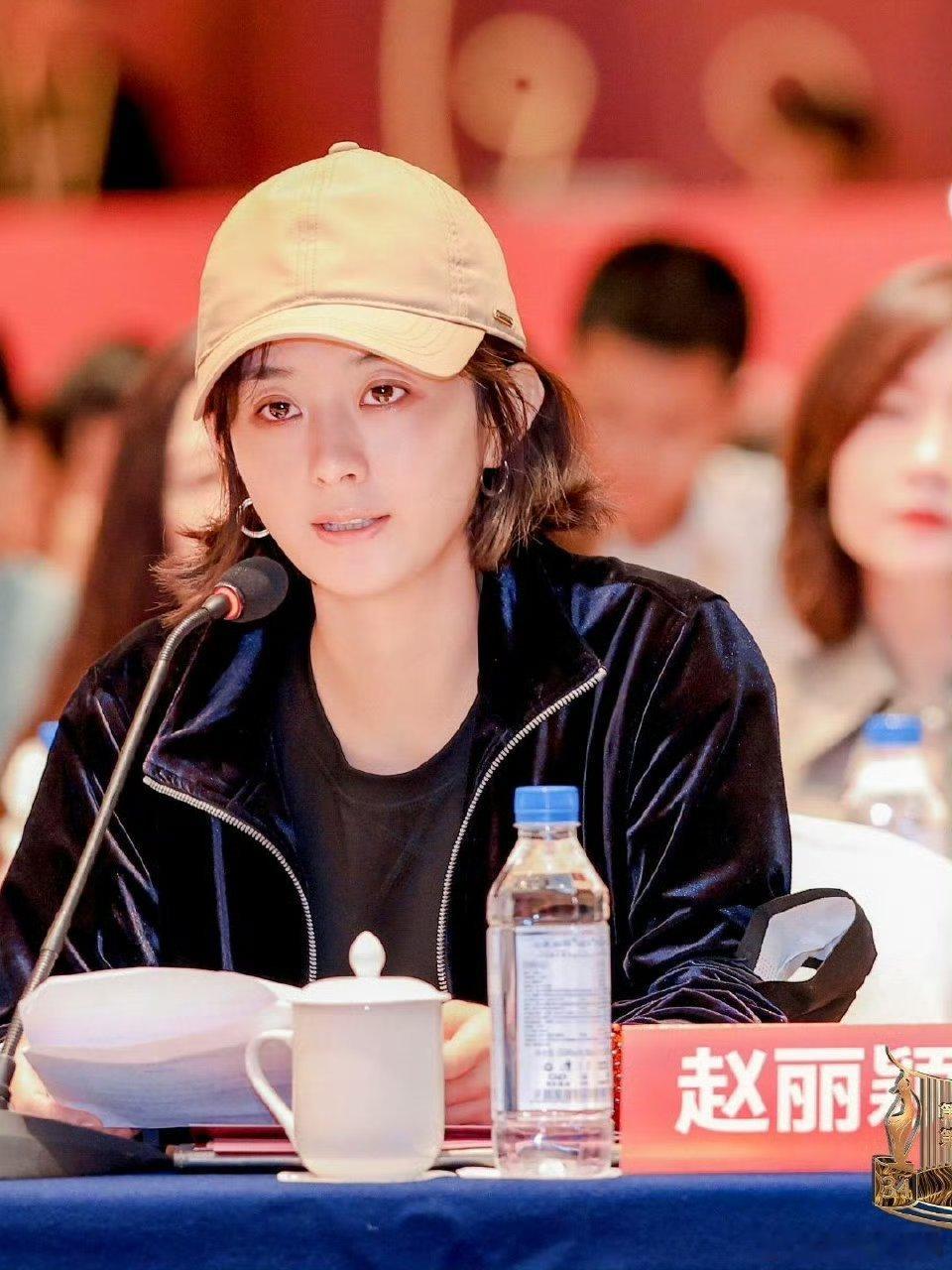 难道赵丽颖也是受到了时间的摧残了吗？感觉眼皮都已经下垂了，还有这憔悴的模样，真的