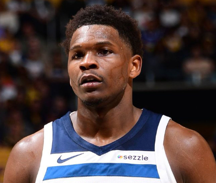 陈都灵预告15秒换了13套衣服吸取了皮尔斯的教训对阵独行侠的比赛，爱德华兹进入首