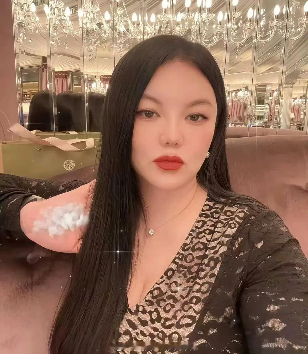 李湘连掌纹都打上码了，果然有钱人在意的东西就是多。 