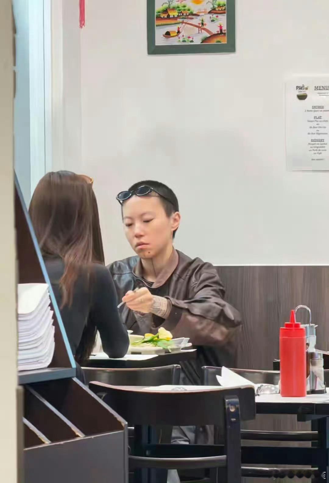 还挺稳定的……巴黎偶遇窦靖童宋妍霏