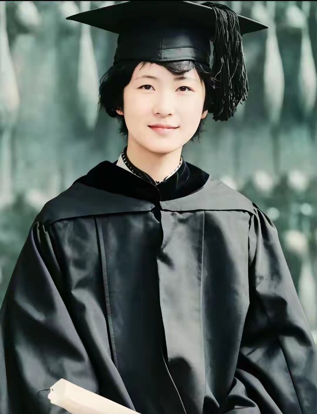 1927年，23岁的林徽因在美国宾夕法尼亚大学的毕业留影。 ​​​