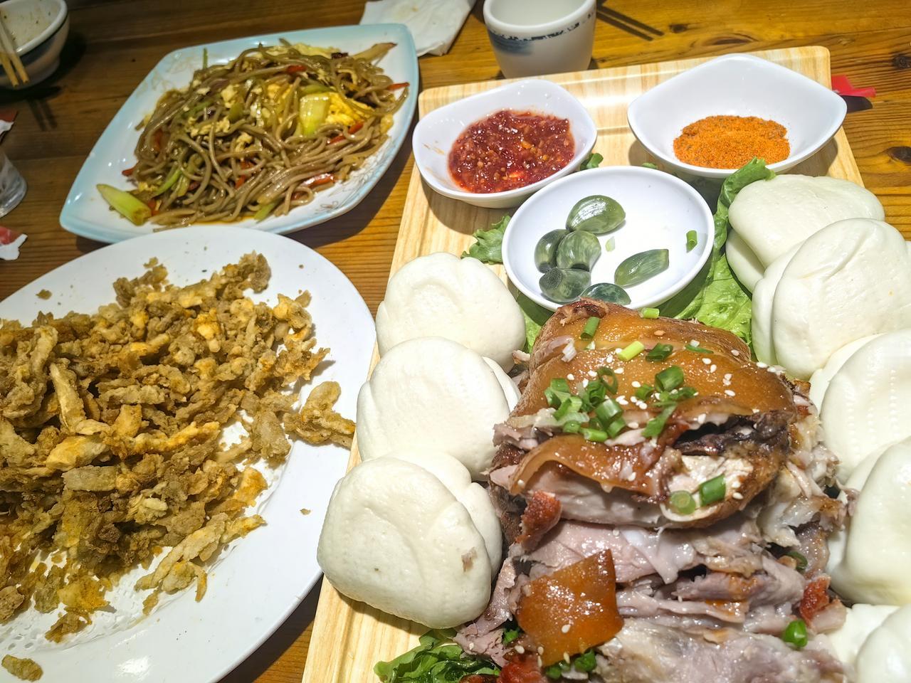 昨晚五个人聚餐，我们点了炸平菇、蕃茄牛肉、酱肘子，还有麻辣凉粉，主食是白米饭。