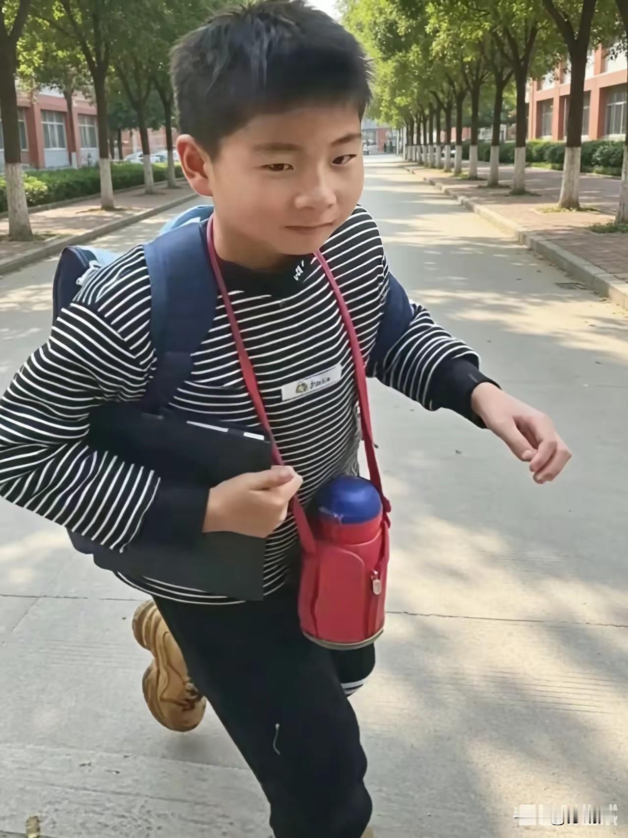 大家看看这孩子，放学后满面笑容的往家跑，哪里有抑 郁想不开的景象？但就是很怪异啊