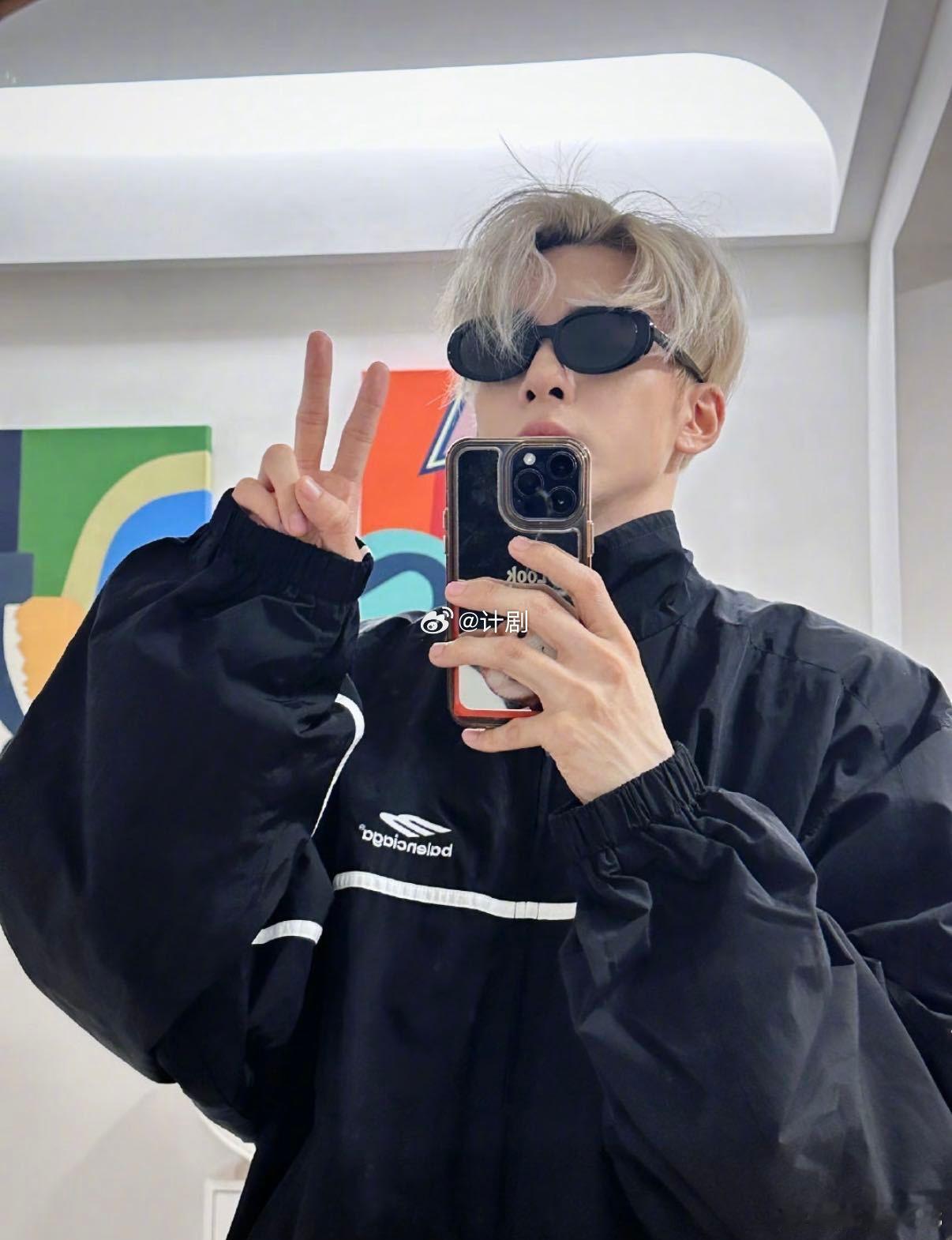 曾舜晞衣品 每次出现都能带来惊喜，衣品实在太出众了。不管是休闲还是正式的风格，都