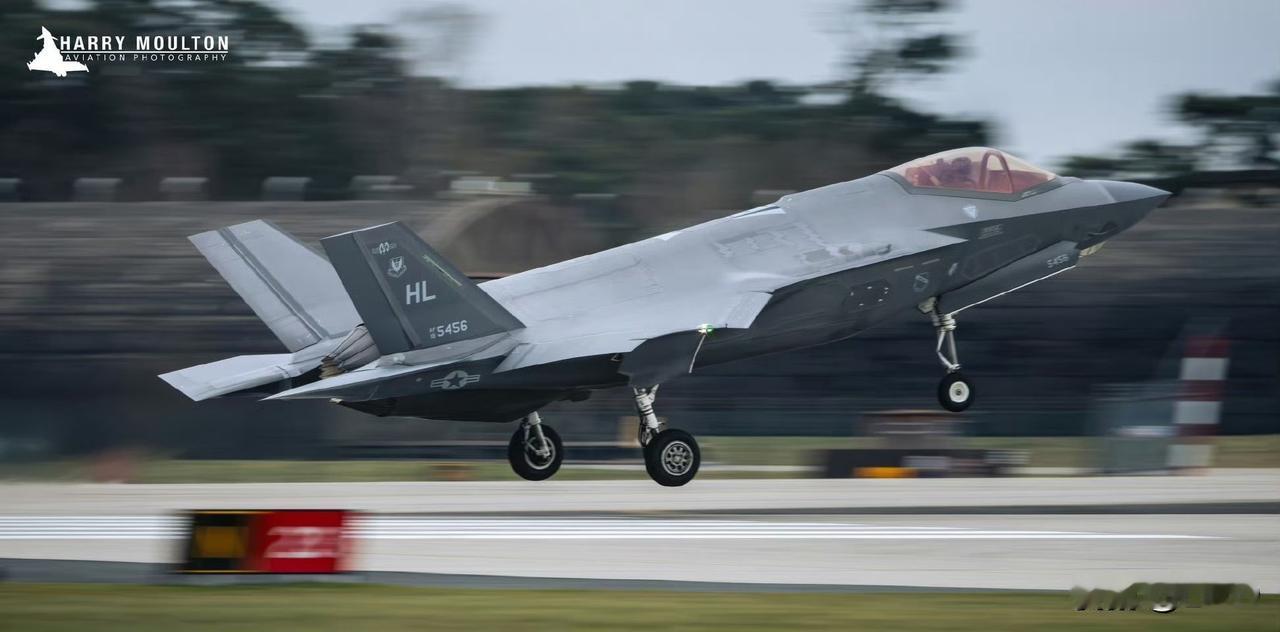 美国空军犹他州希尔空军基地第 388 战斗机联队第 421 战斗机中队的十二架 