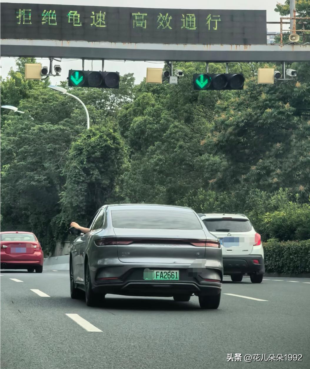 气愤😡车上垃圾随手扔，还是个女司机
很久没遇到这么让我气愤的事了
早晨上班路上