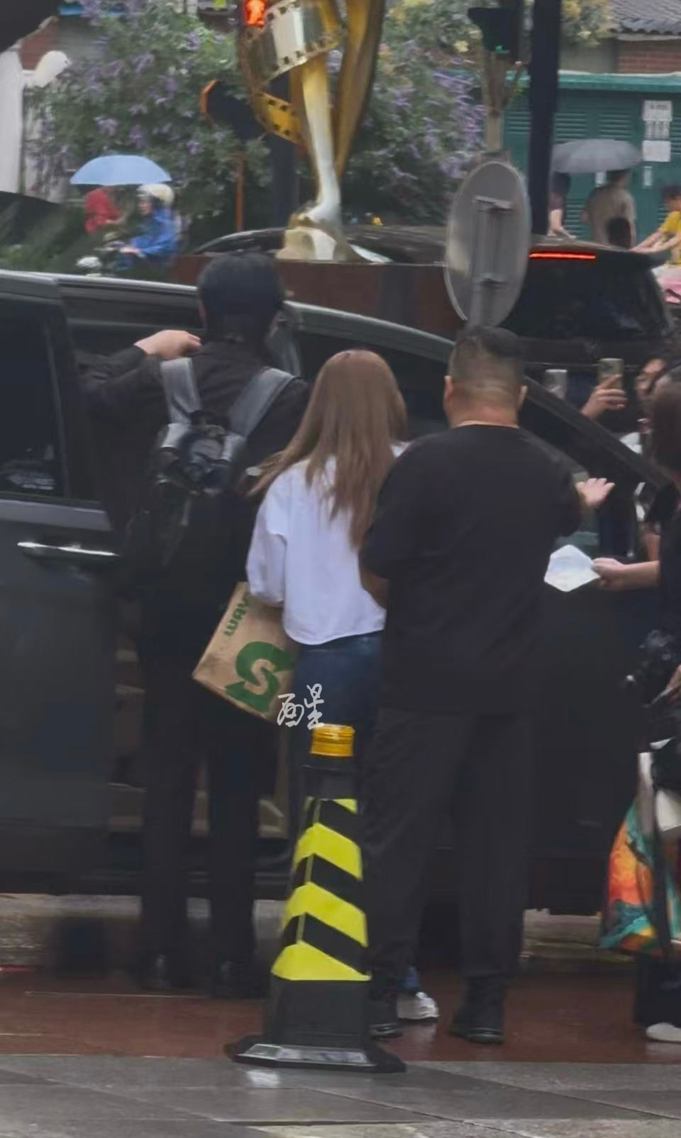 吴磊  我繁忙的磊帝今天也只能有时间对付几口赛百味了吴磊忙得脚底搓出火星子了 ｜
