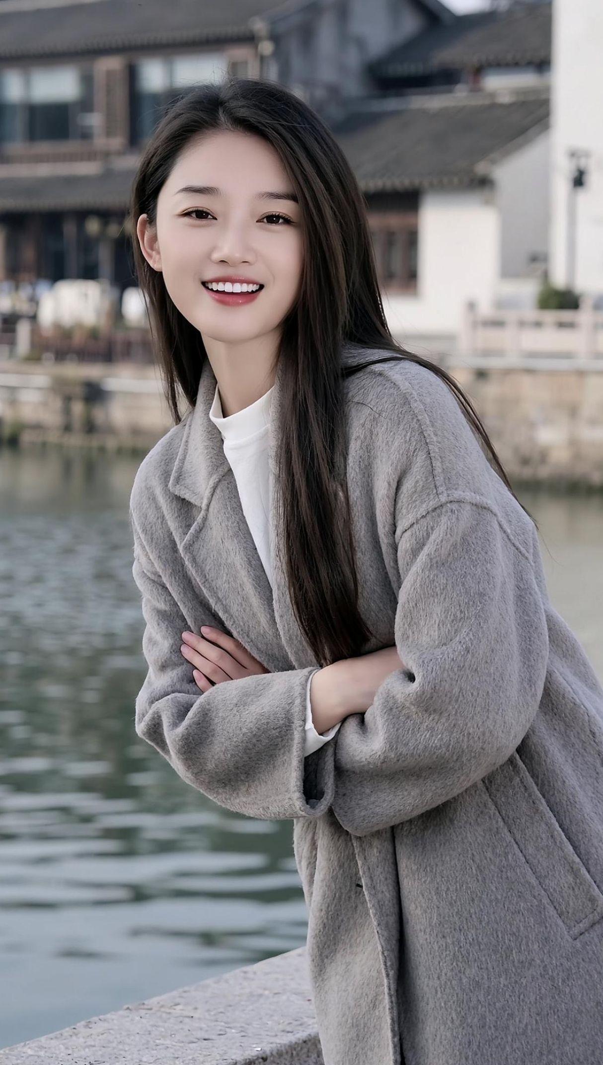 一不小心就老了，好想给自己的年龄踩踩刹车，最好再挂个倒挡，生活明朗，万物可爱，我