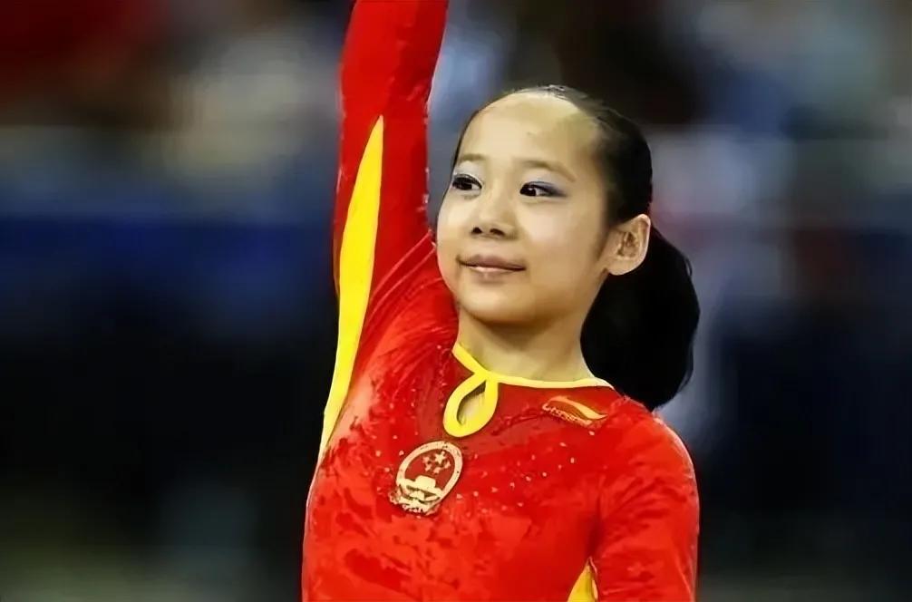 邓琳琳，我国著名女子体操运动员，被誉为“体操精灵”。她自小显露出极高的体操天赋，