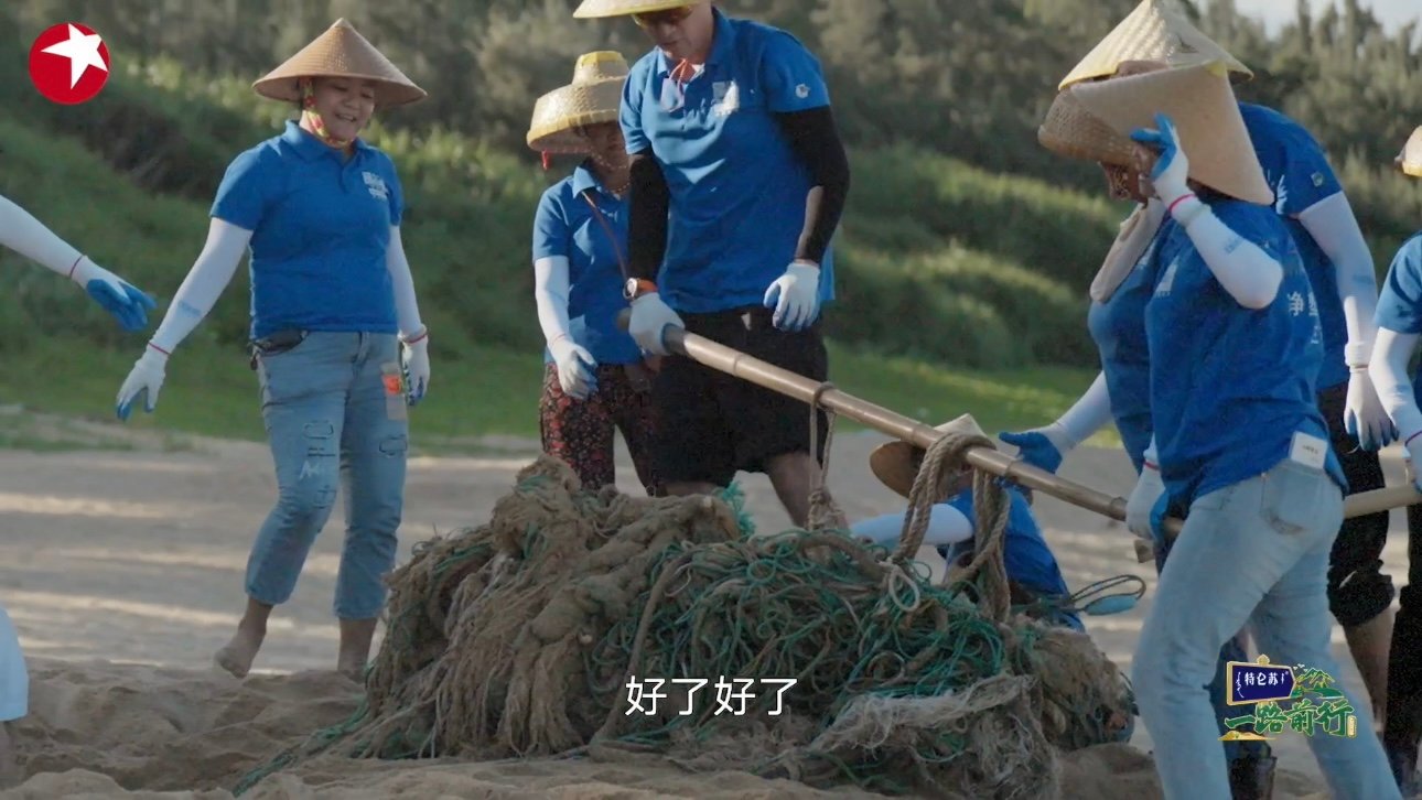 #刘涛和志愿者们愚公移沙# 古有愚公移山，今有涛姐和志愿者三亚移沙，涛姐和大家齐