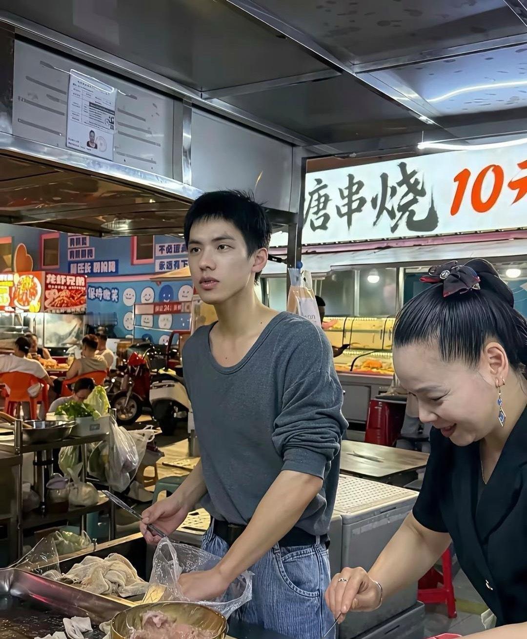 帅成这样了为啥还要靠摆摊为生 