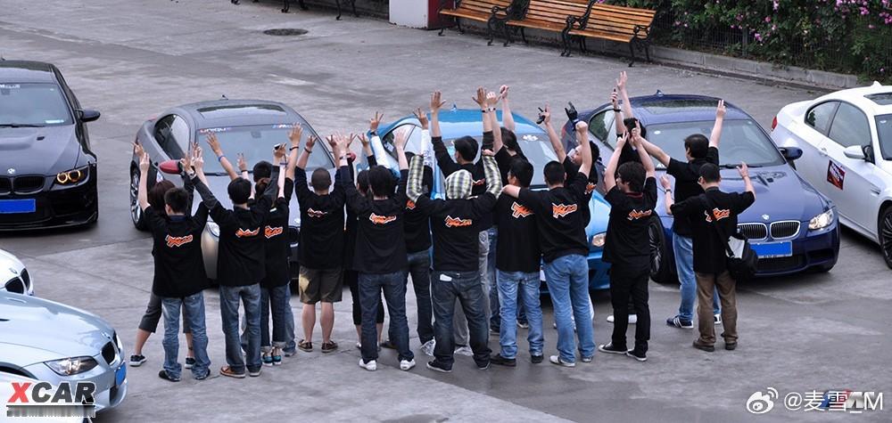 翻照片找到当今网红古早照片，那时候宝马在上赛做驾驶培训，图一左边指点江山，那时候