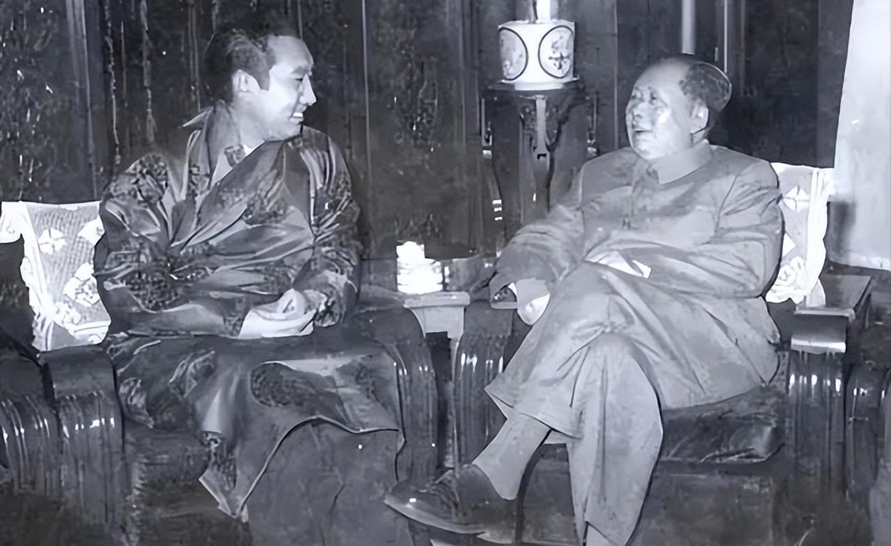 1937年，西藏九世班禅圆寂后，一支高僧队伍历尽艰险，寻找九世班禅的接班人。
