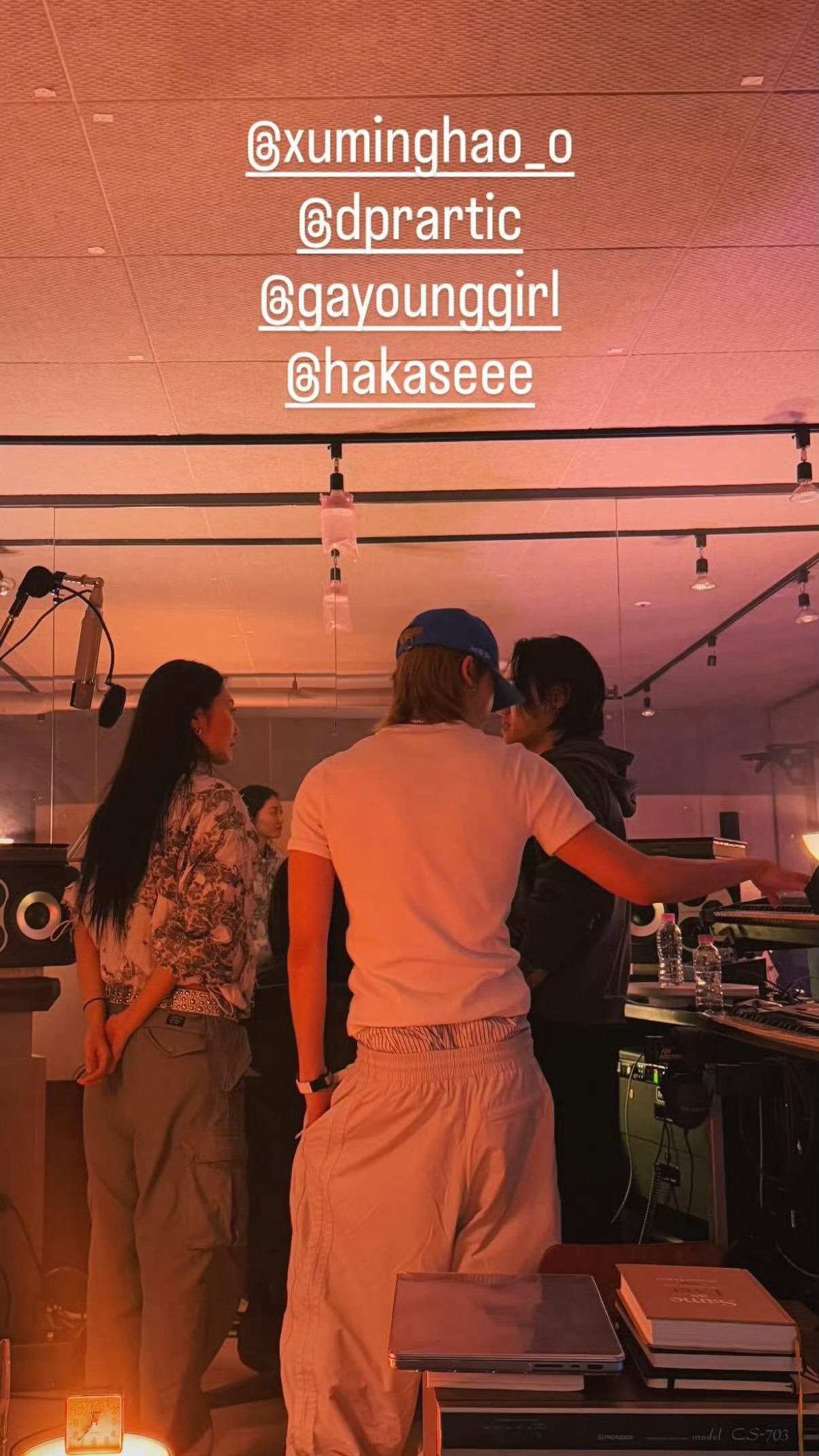 徐明浩 新鲜徐明浩出现 宽肩窄腰大长腿 好性感的背影😍 