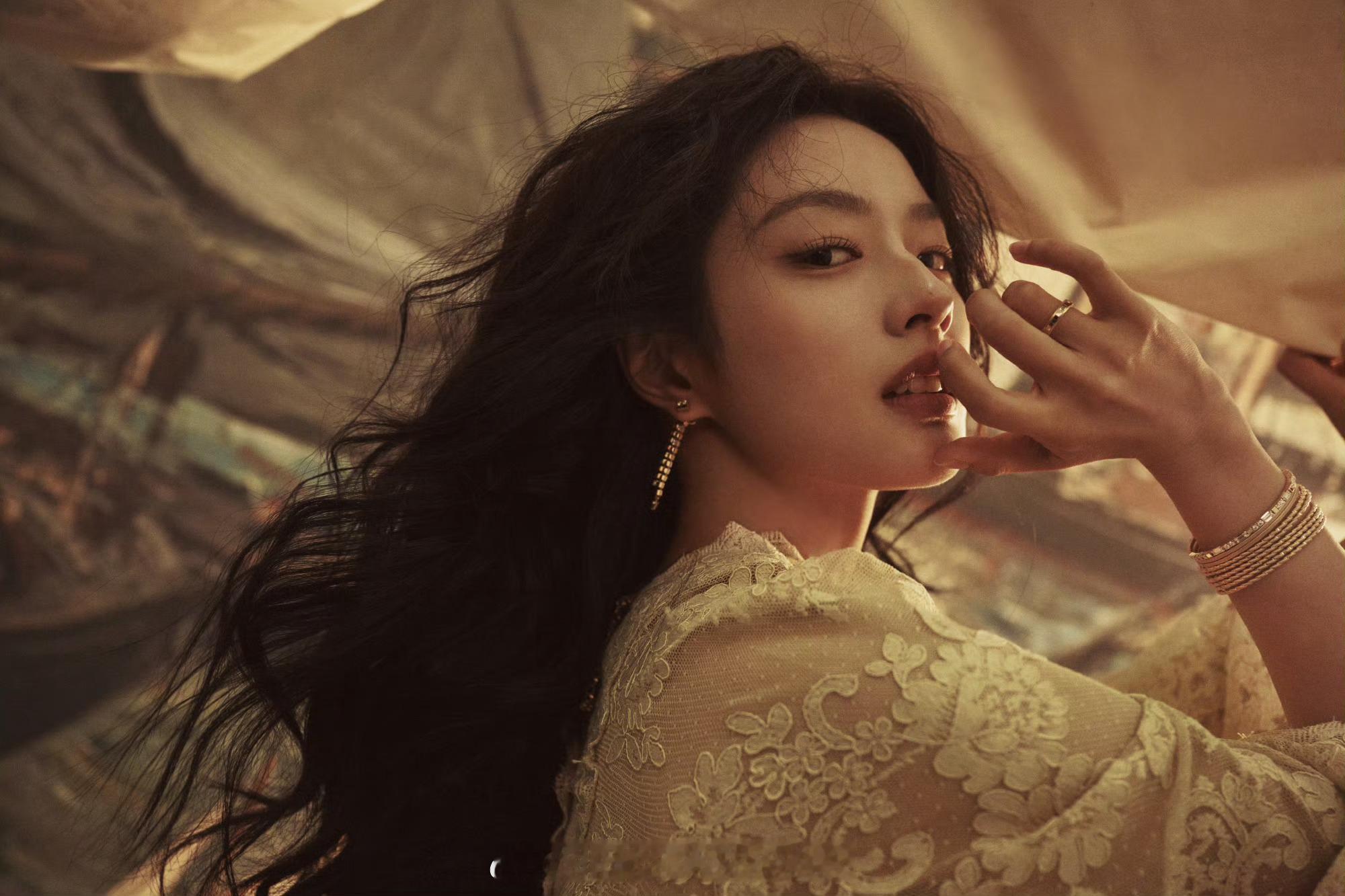 徐若晗撞衫田曦薇虽然但是，这套出发图拍的太有质感了吧 