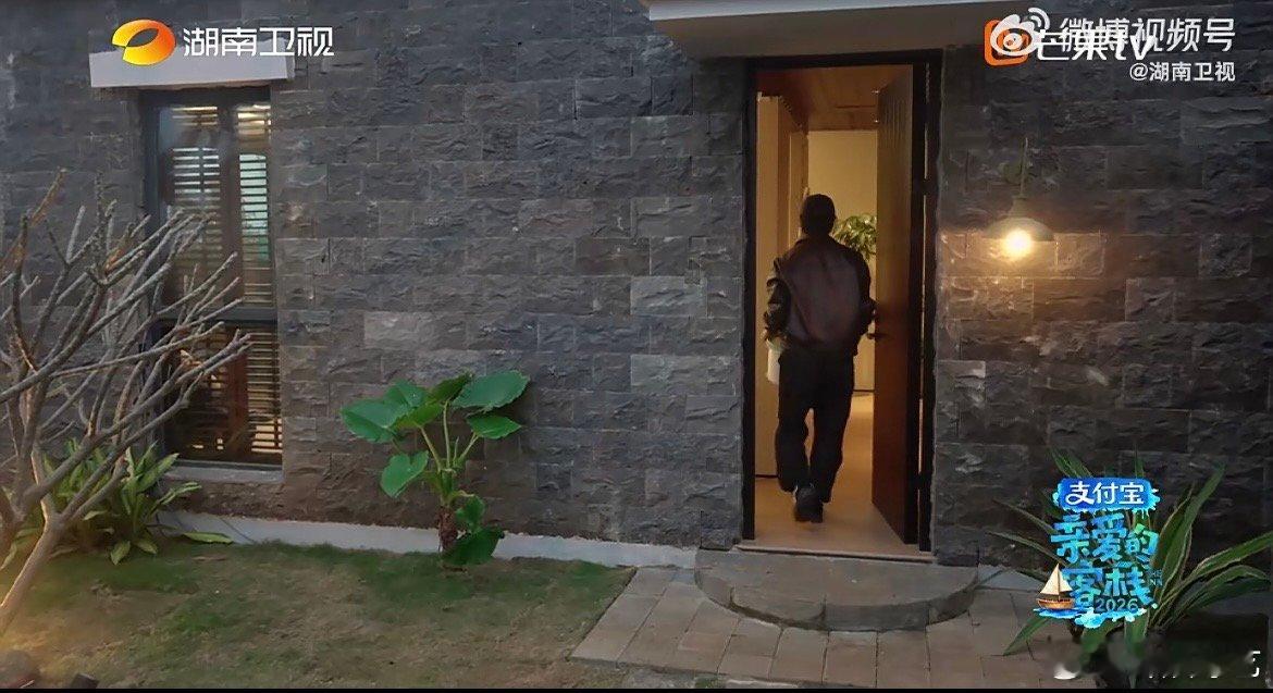 沈月这完全是天崩开局亲爱的客栈 开播状况连连，沈月穿高跟鞋全程在线忙活，还贴心关