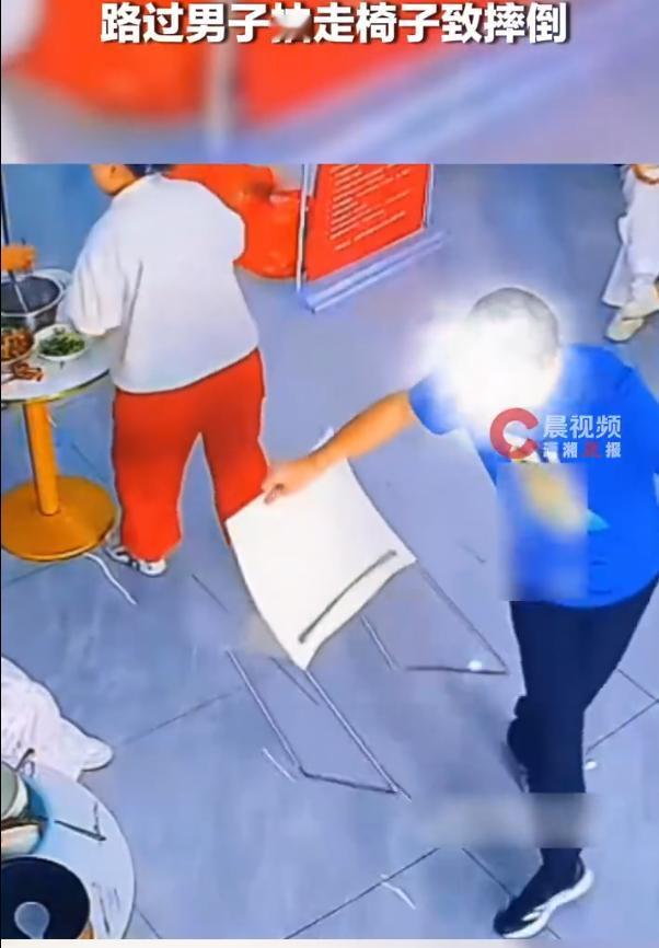 安徽，一段聚餐视频引爆网络！饭桌上女子起身夹菜，身旁男子趁机悄悄抽走她的座椅。女