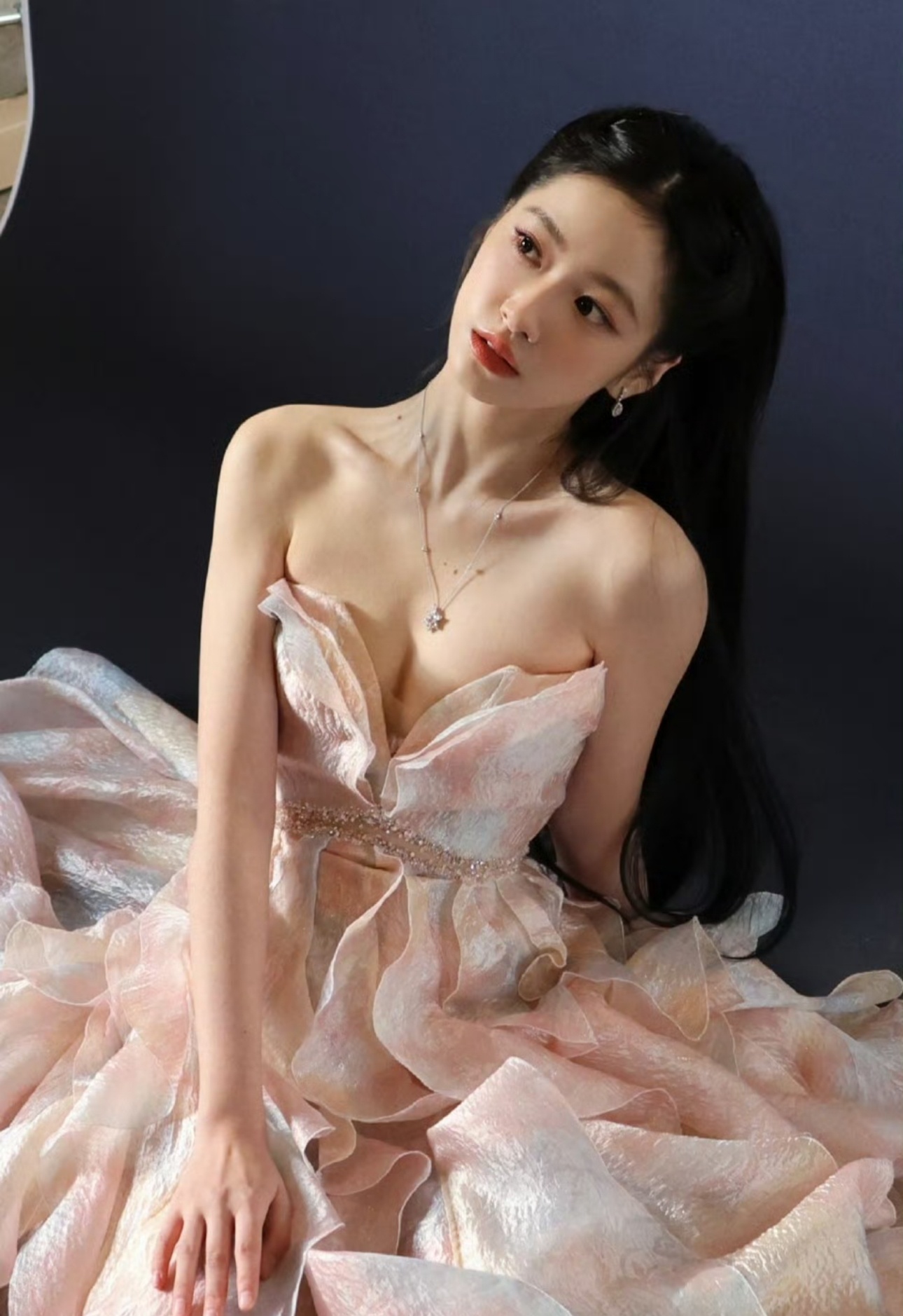杨肸子香奈儿竟然是好朋友，我也是现在才知道，原来都是好朋友的呀，当然要一起支持，