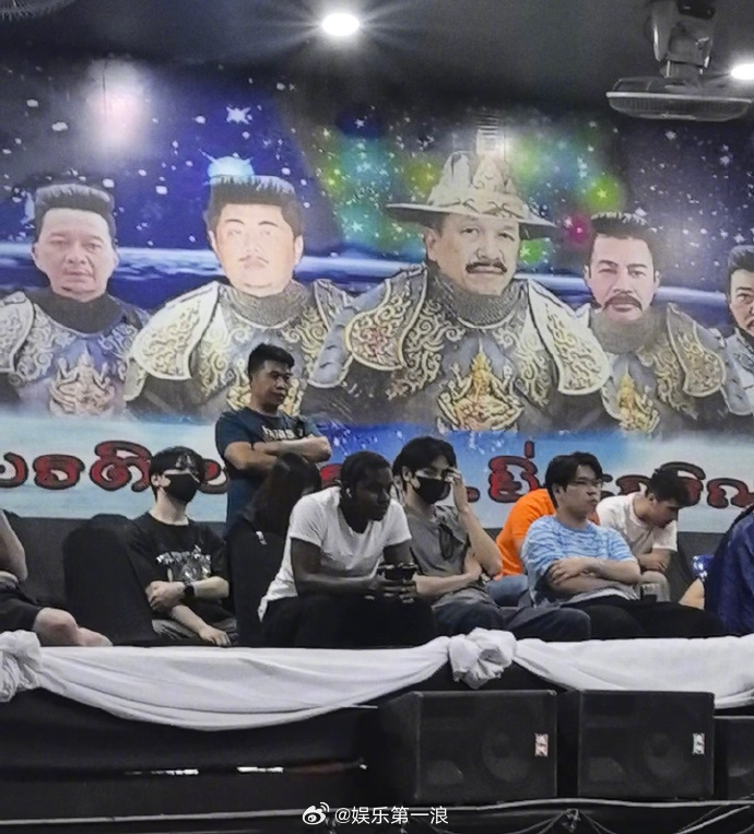 宋威龙透明的泰国之旅泰国看拳赛偶遇宋威龙  宋威龙又被在看拳赛的时候偶遇了，非常