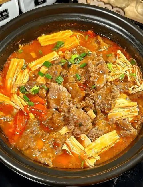 “番茄肥牛腐竹煲：一锅搞定全家人的幸福感，吃完还想再来一碗！”

大家好！今天我