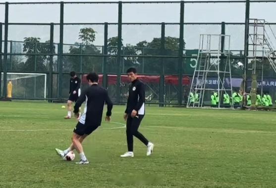 中超联赛 国安和龙仁今天上午同步出操，斯帕吉奇最近状态还是让人不放心，所以马总和