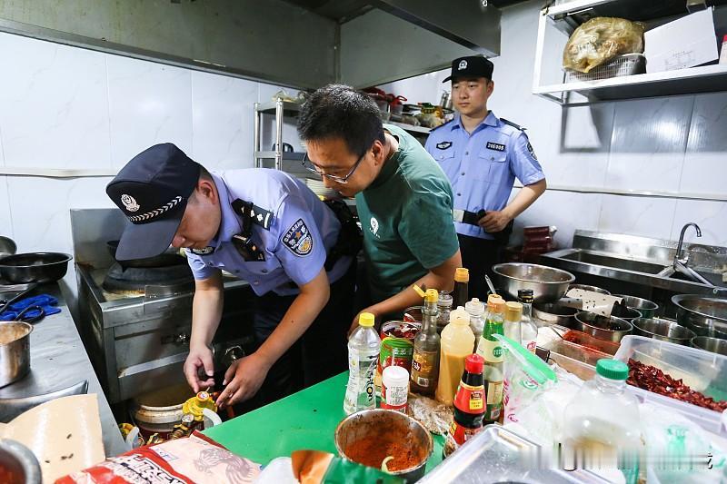 甲醛白菜的事儿还没缓过神来，今天又听闻厦门有用敌敌畏给餐饮店做消杀的情况，我们还