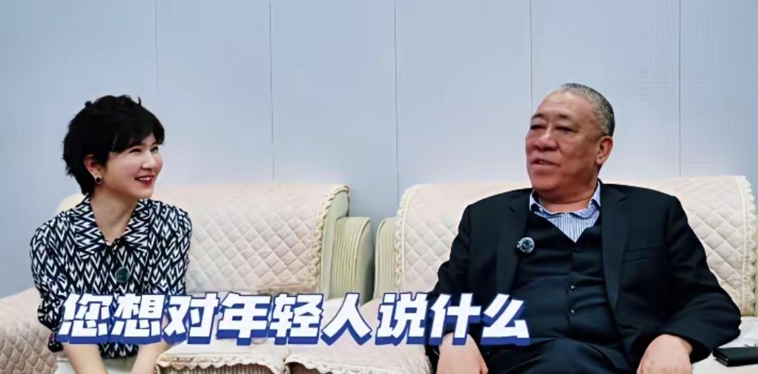 记者发问："如今年轻人普遍晚婚甚至不婚，您作为功成名就的企业家，对此有何见解？"