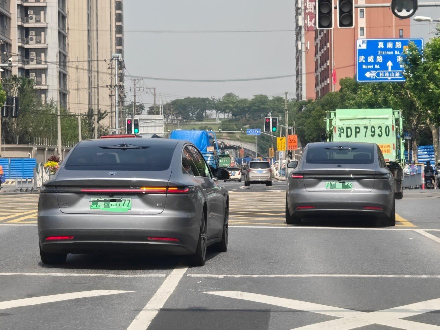 同时遇到两台并排走的ET7，也就是在上海了…[挖鼻] ​​​
