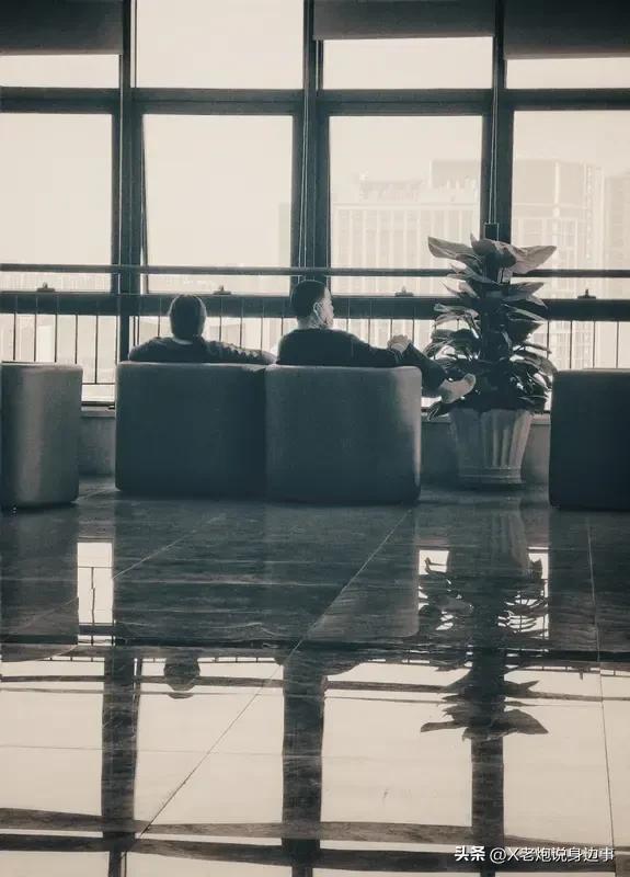 55岁老同学专职炒股，见面那一刻我心里五味杂陈
 
今天散步碰到一位老同事，以前