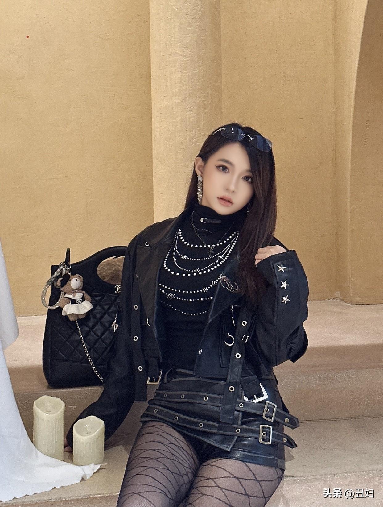 看过哪些惊艳时光的美女？哥特风穿搭，黑色皮衣与网袜的完美结合，时尚又神秘。