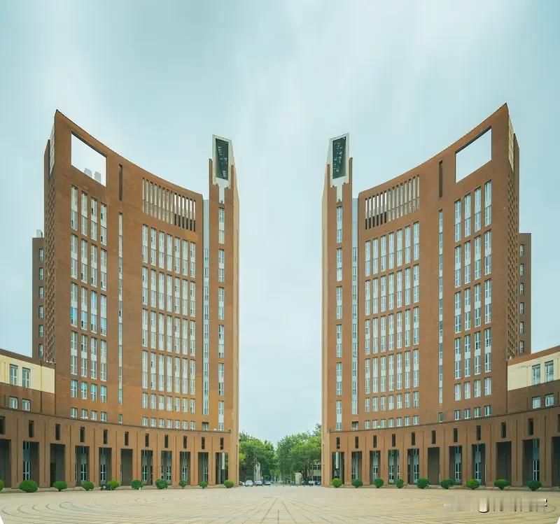 大学老师上了课就离开学校了，学校想见也难见到。只有下次上课时才会见到。没看到、没