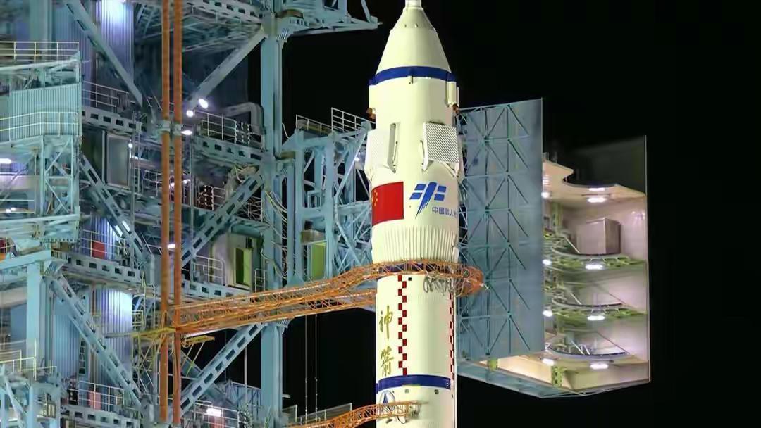 11月5日上午，中国载人航天官方宣布，神舟二十飞船疑似遭遇了空间微小碎片撞击，为