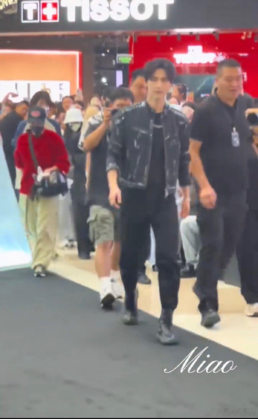 张凌赫是不是五五分，身高全靠头了 